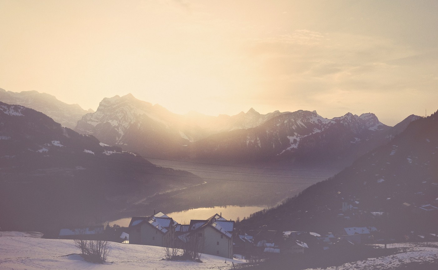 Foto vom Sonnenuntergang in den Bergen